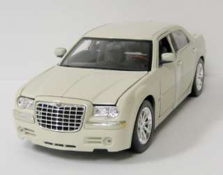 Chrysler 300 Diecast Model Car   Maisto   1:18 Scale   New in box 