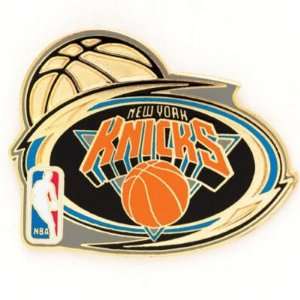  NEW YORK KNICKS OFFICIAL LOGO LAPEL PIN: Sports & Outdoors