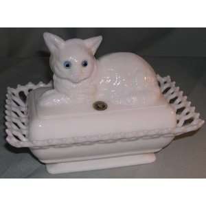  White milk glass cat on a nest/dish. Blue eyes 