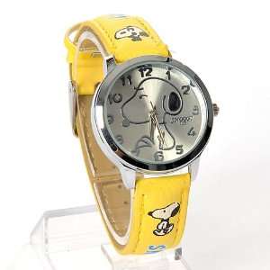    Snoopy Wristwatch Round Face Quartz Watch Yellow Toys & Games