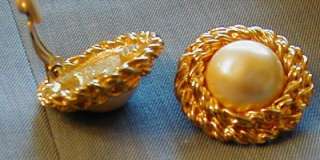 JOAN RIVERS VINTAGE LARGE FAUX MABE PEARL AND GOLD TONE CLIP ON 